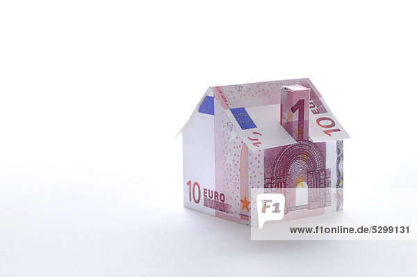 Musterhaus gefaltet mit Euro-Banknote