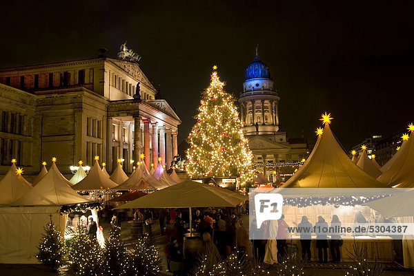 Weihnachtsmarkt bei Nacht  Gendarmenmarkt  Berlin  Deutschland  Europa