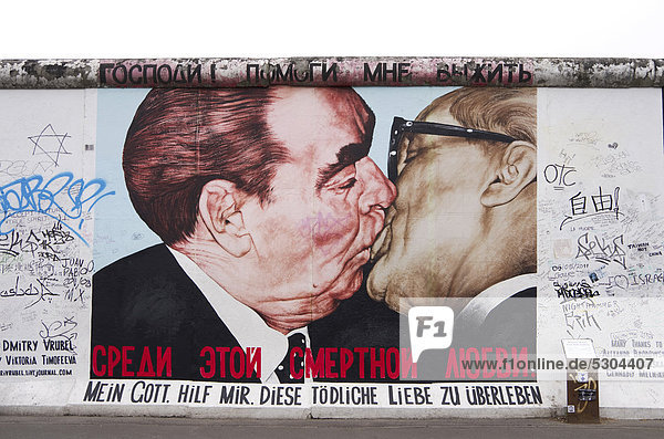 East-Side-Gallery  Berliner Mauer  Bild Bruderkuss  Erich Honecker  Leonid Breschnew  Berlin  Deutschland  Europa