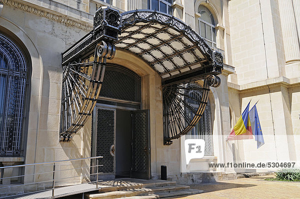 Verzierte  überdachte Eingangstür  Kunstmuseum  Nationalgalerie  Bukarest  Rumänien  Osteuropa