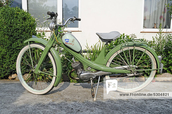 NSU Quickly  historisches Fahrrad mit Hilfsmotor  Moped  Oldtimer  aus der Nachkriegszeit  Wirtschaftswunderzeit