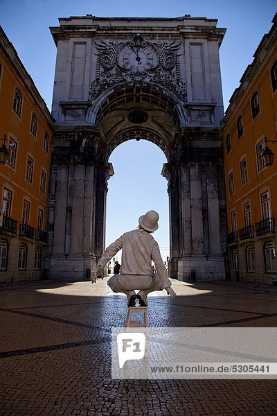 Lebendige Statue vor dem Arco da Victoria  Baixa Stadtteil  Lissabon  Portugal  Europa