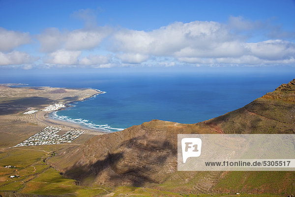 Blick auf die Küste Famara Lanzarote Kanarische Inseln Spanien Europa
