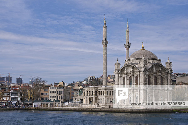 Büyük Mecidiye Camii an der Bosporusbrücke  Istanbul  Türkei