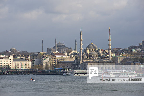 Blick von der Atatürk Köprüsü zur Yeni Camii  dahinter die Hagia Sofia  Istanbul  Türkei