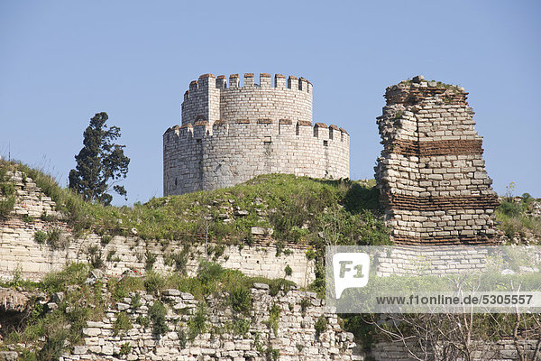 Theodosianischen Landmauer und Turm der Festung Yedikule  Festung der Sieben Türme  Istanbul  Türkei