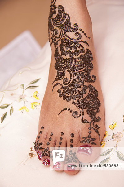 Traditional henna pattern on Indian bride's foot