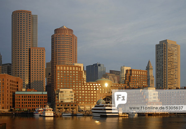 Fischereihafen Fischerhafen Vereinigte Staaten von Amerika USA Abend Beleuchtung Licht Kai Boston Massachusetts