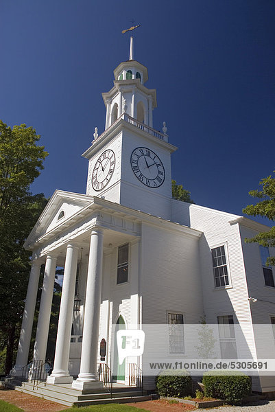 Der weiße Kirchturm der South Congregational Church Kirche gegen einen tiefblauen Himmel  Kennebunkport  Maine  USA