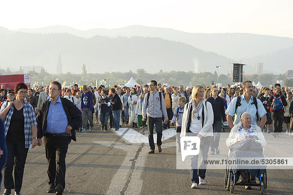 Besucher auf dem Weg zur Papstmesse am Flughafen  Besuch Papst Benedikt XVI am 25.09.2011 in Freiburg im Breisgau  Baden-Württemberg  Deutschland  Europa
