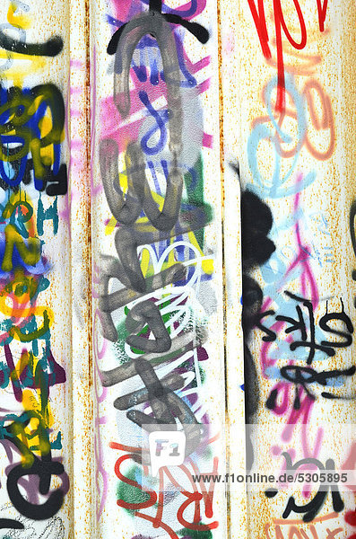 Graffiti an einer Hafenanlage bei Gelsenkirchen  Rhein-Herne-Kanal  Ruhrgebiet  Metropole Ruhr  Nordrhein-Westfalen  Deutschland  Europa