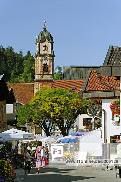 Obermarkt vor der Pfarrkirche St. Peter und Paul  Mittenwald  Oberbayern  Bayern  Deutschland  Europa