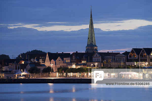 Europa Nacht Gebäude frontal Blaue Stunde Deutschland Schleswig-Holstein