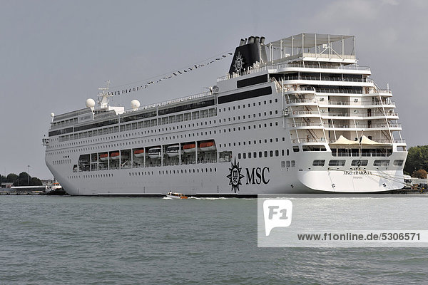 Kreuzfahrtschiff MSR ARMONIA  Baujahr 2001  251m  1700 Passagiere  beim Einlaufen in den Hafen von Venedig  Venetien  Italien  Europa