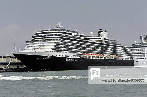 Kreuzfahrtschiff NIEUW AMSTERDAM Holland America Line  Baujahr 2010  307m  2106 Passagiere  Hafen Venedig  Venetien  Italien  Europa
