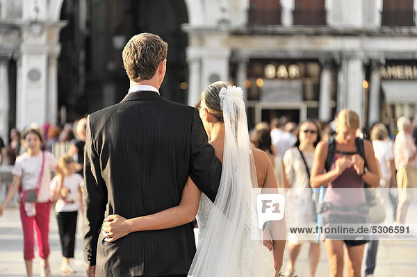 Hochzeit  Brautpaar unterwegs am Markusplatz  Venedig  Venetien  Italien  Europa