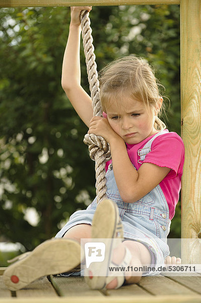 Mädchen  6 Jahre  traut sich nicht Seil eines Spielturms hinunter