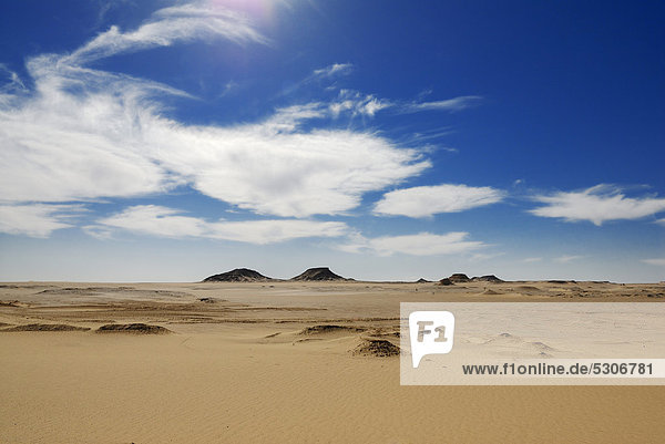 Wüstenlandschaft zwischen Oase Al Fayoum und Oase Bahariya  Libysche Wüste  Ägypten  Afrika