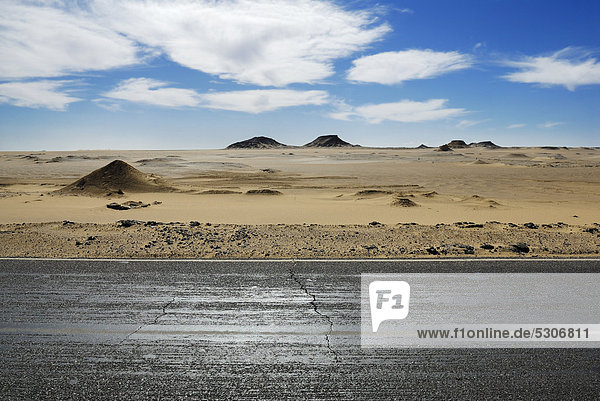 Wüstestraße zwischen Oase Al Fayoum und Oase Bahariya  Libysche Wüste  Ägypten  Afrika