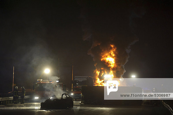 Ein ausgebrannter BMW-Sportwagen  ein querliegender Transporter  dahinter brennender Lastwagen und Heizöl-Tanklastwagen  tödlicher Unfall  Stuttgart  Baden-Württemberg  Deutschland  Europa