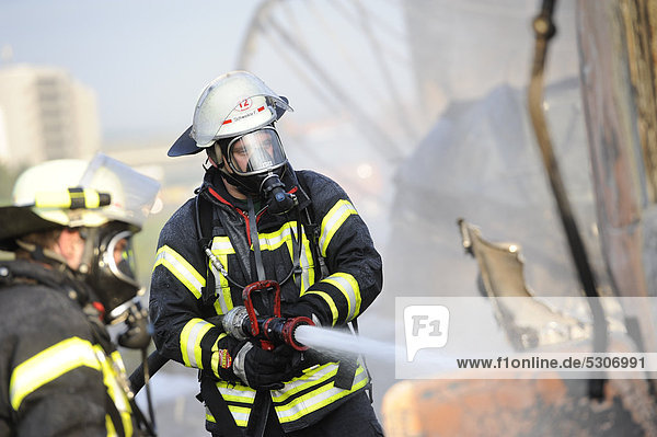 Feuerwehrmänner bei Nachlöscharbeiten an zwei ausgebrannten Lastwagen auf der A 8  Stuttgart  Baden-Württemberg  Deutschland  Europa