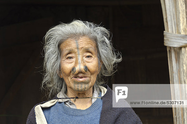 Apatani-Frau mit traditionellen Bambus-Scheiben in ihren Nasenlöchern  der Brauch wurde eingeführt  um zu verhindern  dass junge Apatani entführt wurden  nun durch Gesetz verboten  Hong  Arunachal Pradesh  Indien  Asien