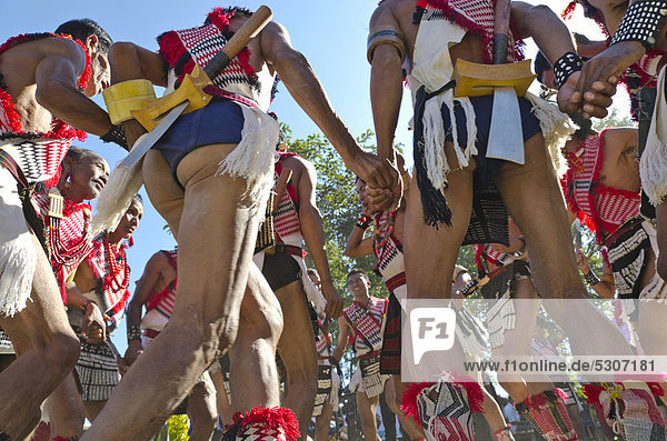 Stammesangehörige vom Volk der Naga  auf dem jährlich stattfindenden Hornbill Festival  Kohima  Indien  Asien