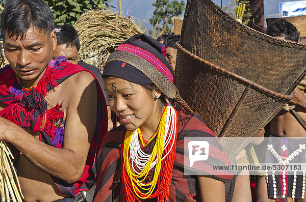 Stammesangehörige vom Volk der Naga  auf dem jährlich stattfindenden Hornbill Festival  Kohima  Indien  Asien
