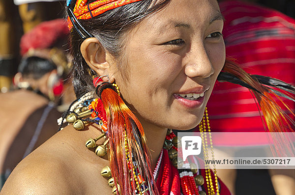 Frau vom Stamm der Phom  auf dem jährlich stattfindenden Hornbill Festival  Kohima  Indien  Asien
