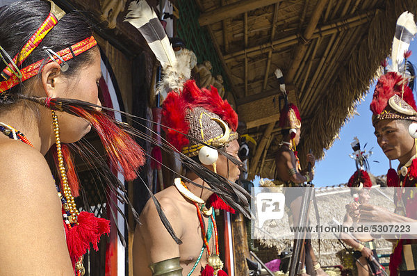 Krieger vom Stamm der Phom in voller Montur  auf dem jährlich stattfindenden Hornbill Festival  Kohima  Indien  Asien