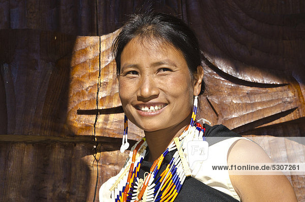 Frau des Chakhasang-Stammes beim jährlichen Hornbill Festival  Kohima  Nagaland  Indien  Asien