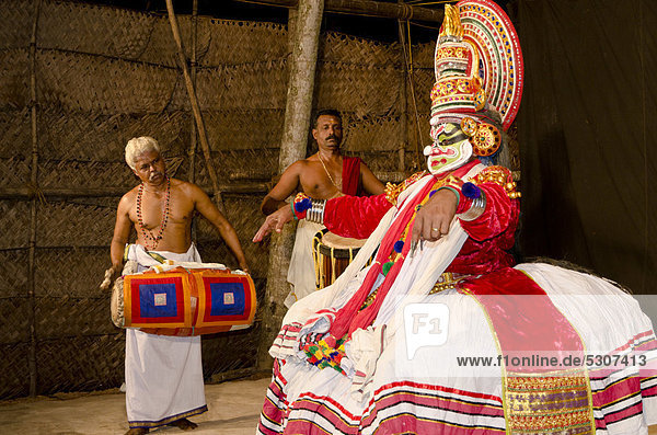Ravana-Darsteller auf der Bühne im Kolornagerkavu-Mandir-Tempel  Kathakali Tanztheater  Perratil  Kerala  Indien  Asien