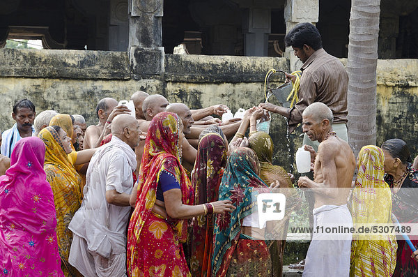 Pilgrims at the 22-stations-shower-circle around the Ramanathaswamy Temple  a ceremony for washing away little sins  Rameshwaram  Tamil Nadu  India  Asia