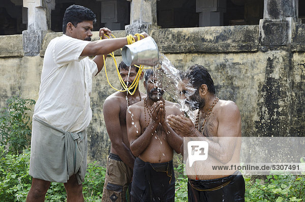Pilger bei einem Waschritual mit 22 Stationen rund um den Ramanathaswami-Tempel  eine Zeremonie bei der kleine Sünden weggewaschen werden  Rameswaram  Tamil Nadu  Indien  Asien