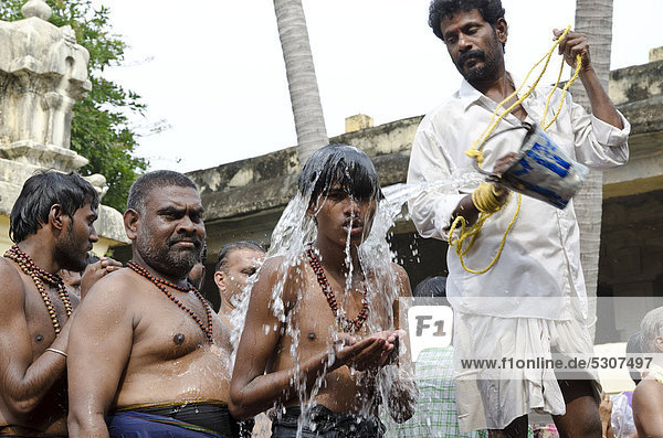 Pilgrims at the 22-stations-shower-circle around the Ramanathaswamy Temple  a ceremony for washing away little sins  Rameshwaram  Tamil Nadu  India  Asia
