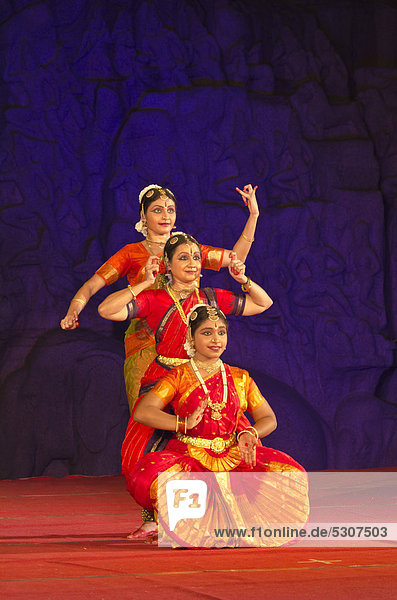 Tänzerinnen beim jährlichen Tanzfestival in Mamallapuram  Tamil Nadu  Indien  Asien