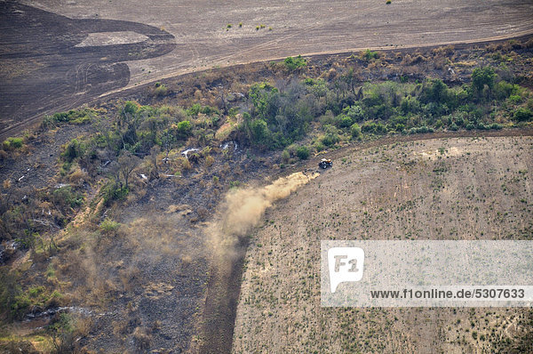 Luftaufnahme aus einer Cessna: Traktor bearbeitet illegal gerodete Fläche. Resten der ursprünglichen Chaco-Vegetation  Gran Chaco  Salta  Argentinien  Südamerika