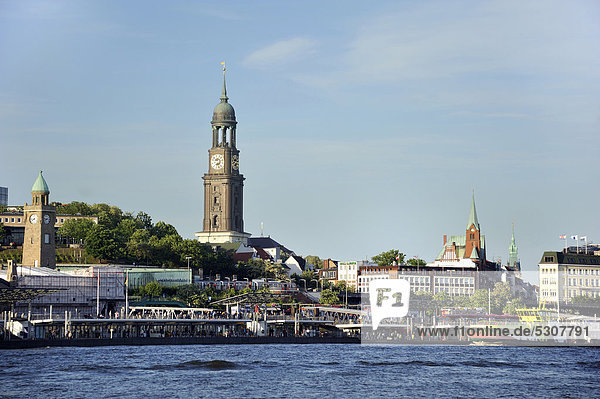 Blick auf Uferpromenade und den Hamburger Michel vom Becken des Hamburger Hafens aus Hansestadt Hamburg Deutschland Europa