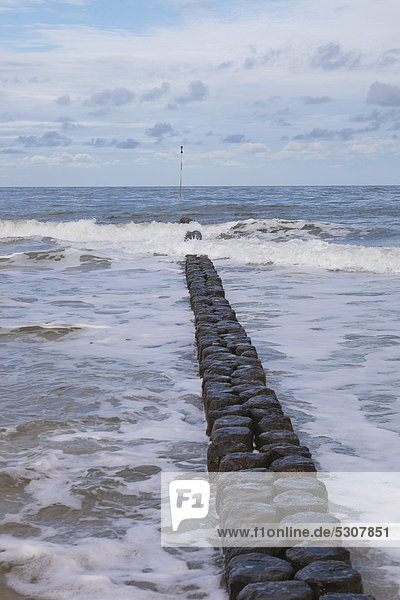 Wellenbrecher am Strand von Amrum  Nordfriesische Insel  Schleswig-Holstein  Deutschland  Europa