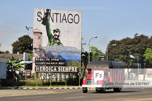 Alter Lastwagen vor Revolutionspropaganda  Santiago siempre herÛica  Santiago immer heldenhaft  Plaza de la RevoluciÛn  Santiago de Cuba  Kuba  Karibik