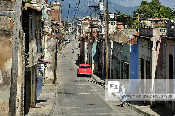 Straßenszene in Santiago de Cuba  Kuba  Karibik