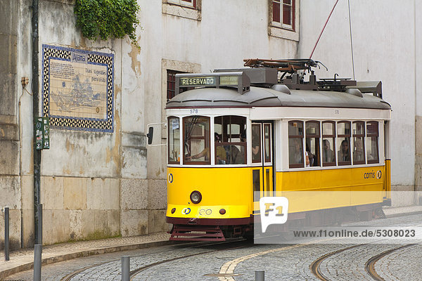 Straßenbahn in einer Straße im Alfama Viertel  Lissabon  Portugal  Europa
