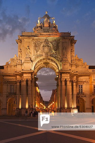 Arco da Rua Augusta bei Sonnenuntergang  PraÁa do Comercio  Handelsplatz  Baixa Viertel  Lissabon  Portugal  Europa