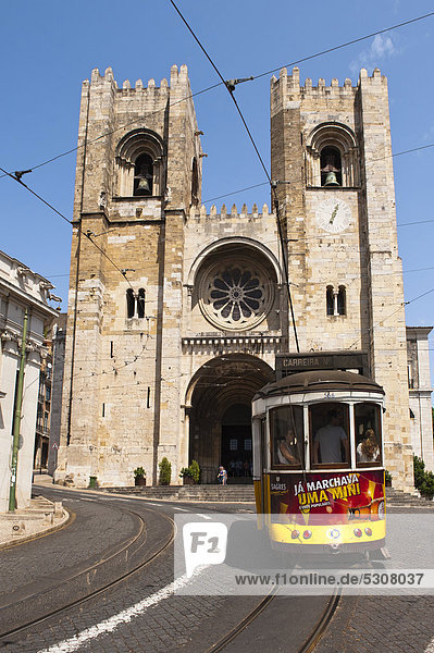 SÈ Dom und traditionelle Straßenbahn  Alfama Viertel  Lissabon  Portugal  Europa