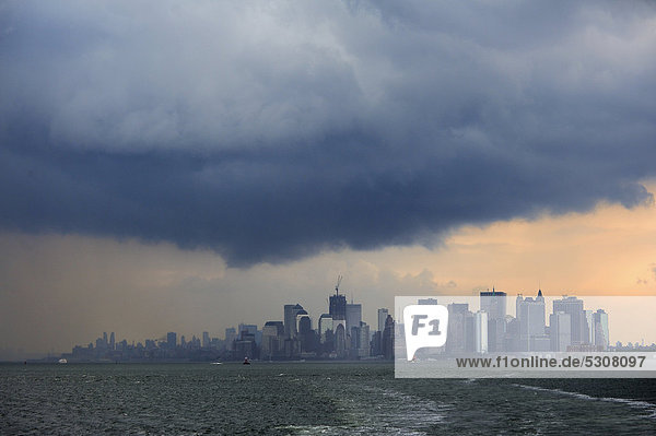 Dunkle Wolken und Unwetter über Manhattan  New York  USA