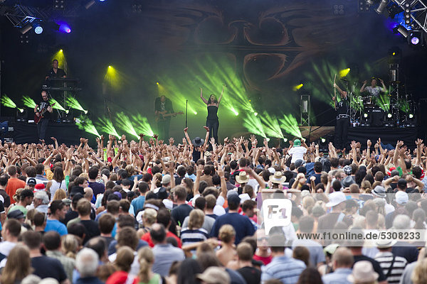Die niederländische Symphonic Metal Band Within Temptation live beim Heitere Open Air in Zofingen  Schweiz  Europa