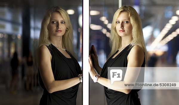Junge blonde Frau mit Spiegelbild