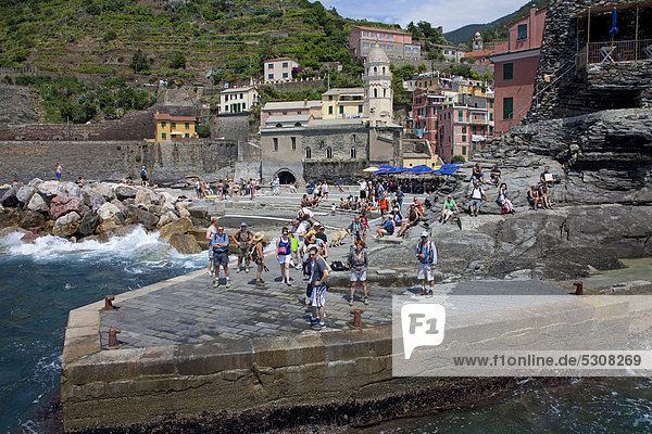 Nationalpark Europa Kirche Dorf angeln UNESCO-Welterbe Cinque Terre Italien Ligurien Vernazza Provinz La Spezia