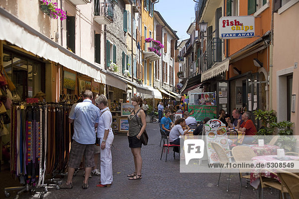 Europa Mensch Menschen Gasse Restaurant Souvenir Laden Gardasee Venetien Italien