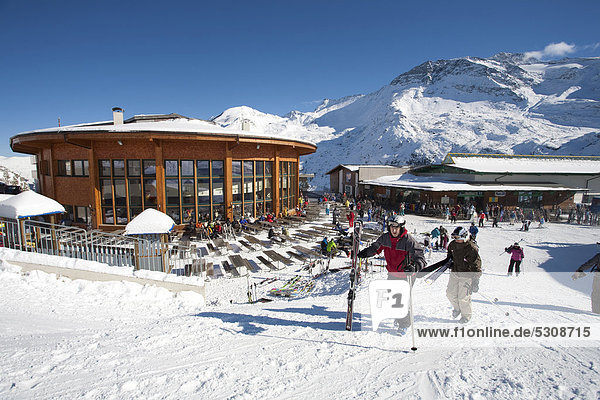 Skifahrer an der Sommerbergalm 2100 m Hintertuxer Gletscher Hintertux Tuxertal Zillertal Tirol Österreich Europa